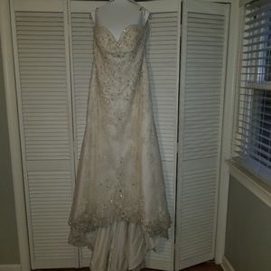Maggie Sottero Ivory Lace Feminine Wedding Dress